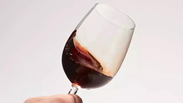 为什么喝中国·bmw11222一定要用高脚杯？