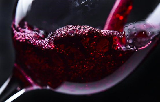 为什么葡萄酒尝起来有点酸？